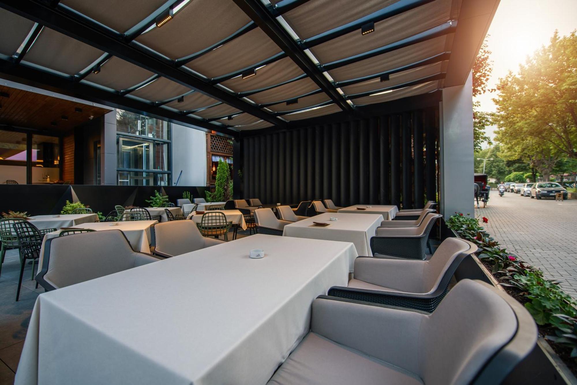 Seraphine Plaza Peje Bagian luar foto