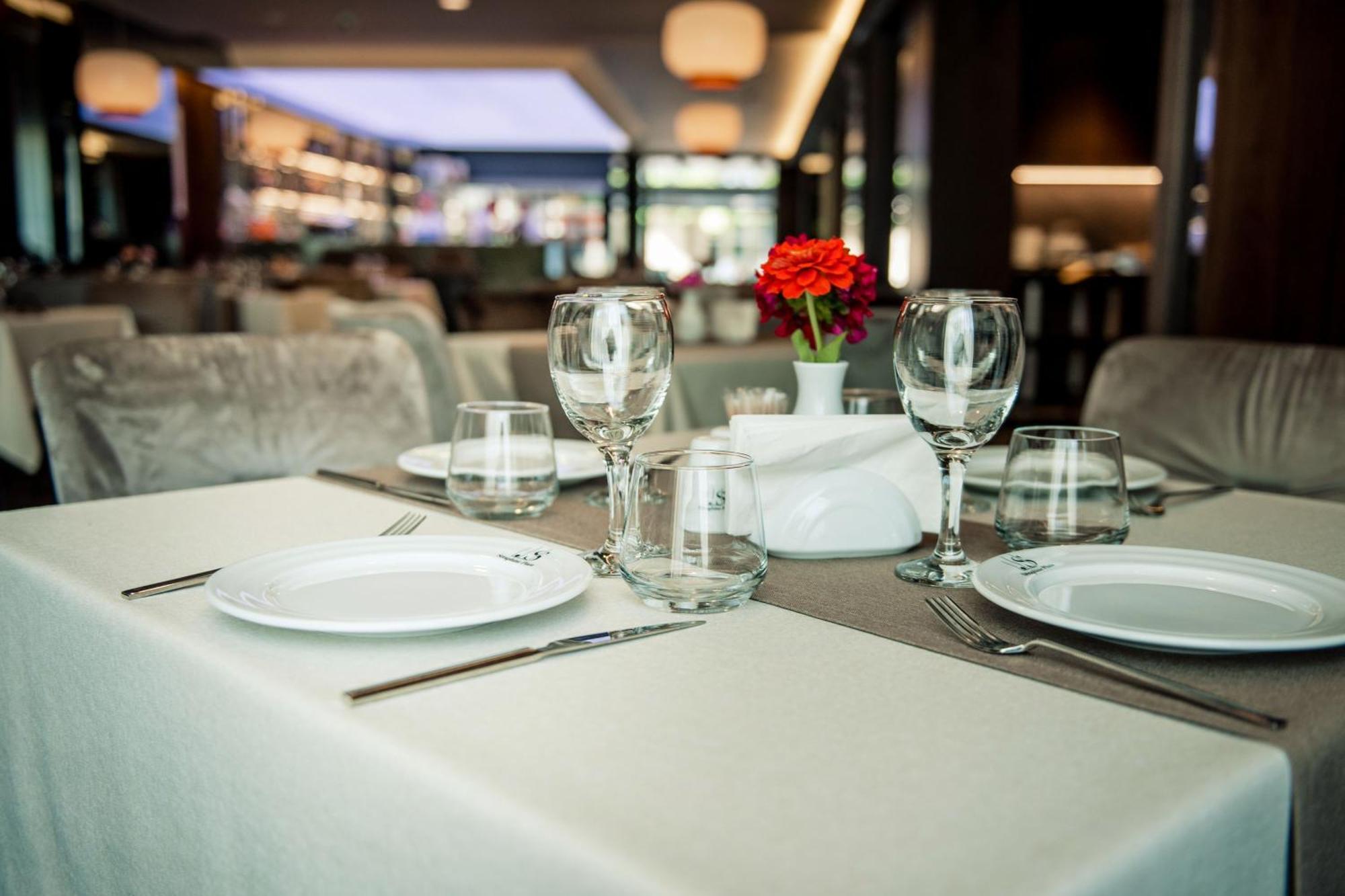Seraphine Plaza Peje Bagian luar foto