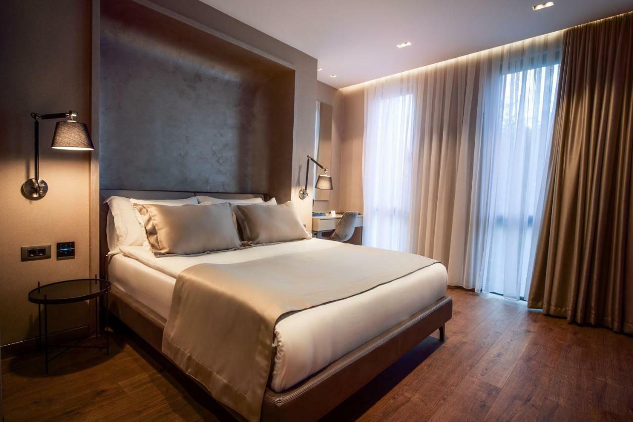 Seraphine Plaza Peje Bagian luar foto