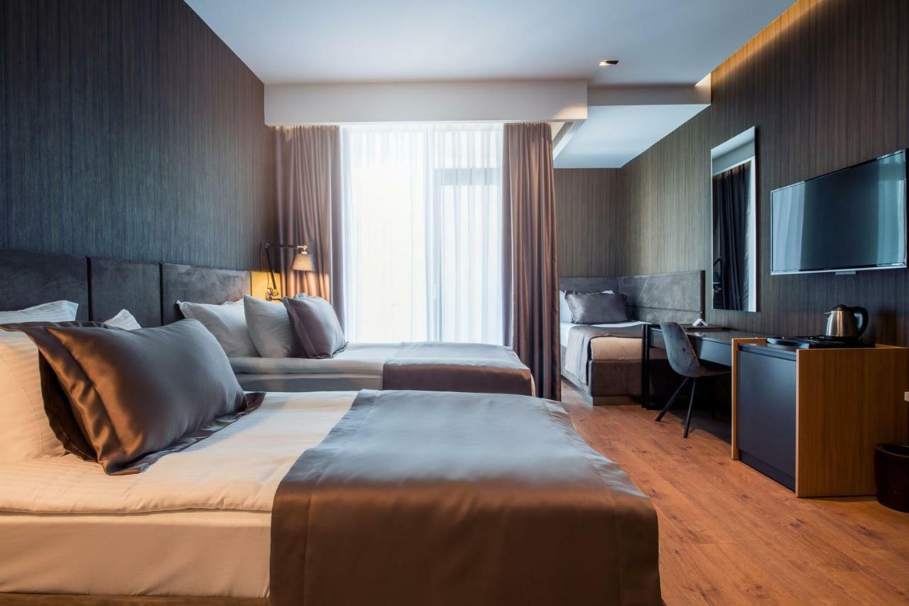 Seraphine Plaza Peje Bagian luar foto
