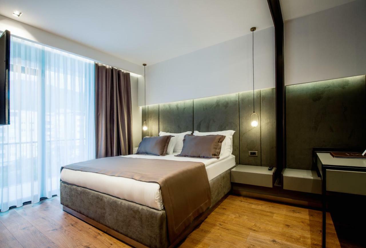 Seraphine Plaza Peje Bagian luar foto