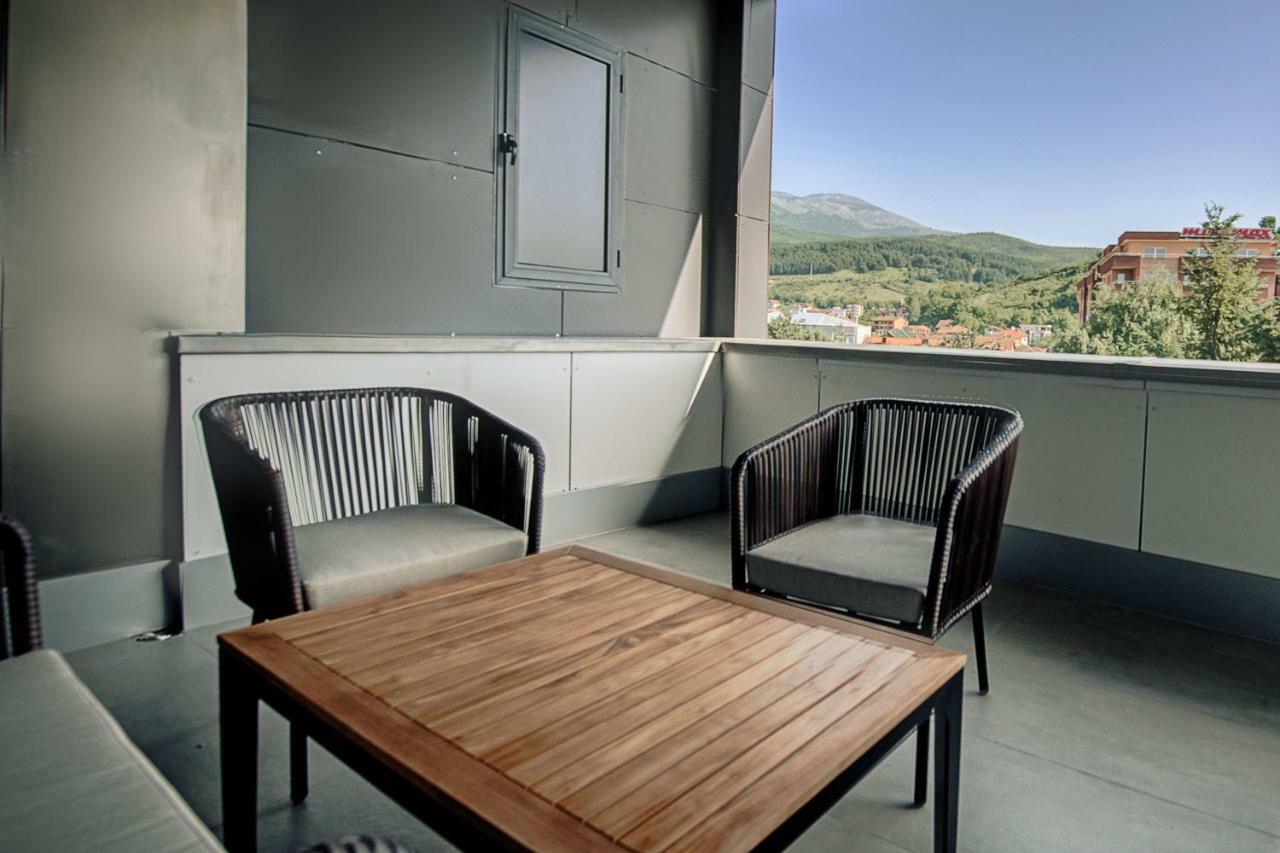 Seraphine Plaza Peje Bagian luar foto