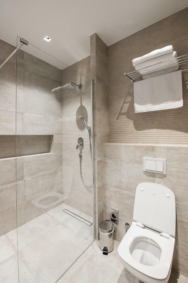 Seraphine Plaza Peje Bagian luar foto